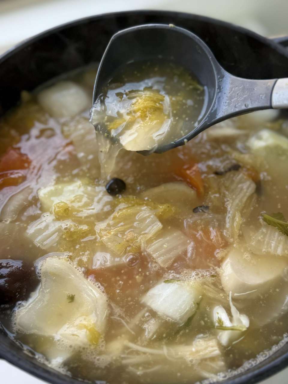 煮好後的禾乃川酸白菜鍋。有看到小小顆粒的小米嗎?