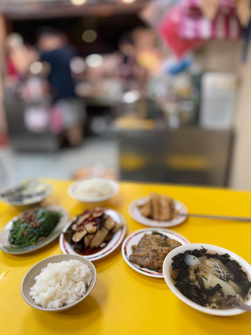 2個人點一桌滿滿小菜,吃得非常滿足,才300多元。