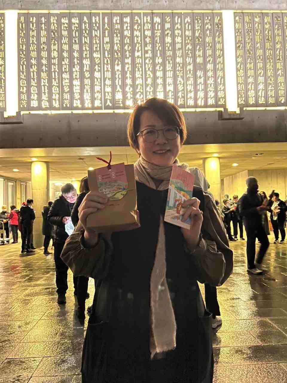 領到心功課和義工菩薩們做的黑糖核桃桂圓糕。
— 在農禪寺水月道場。