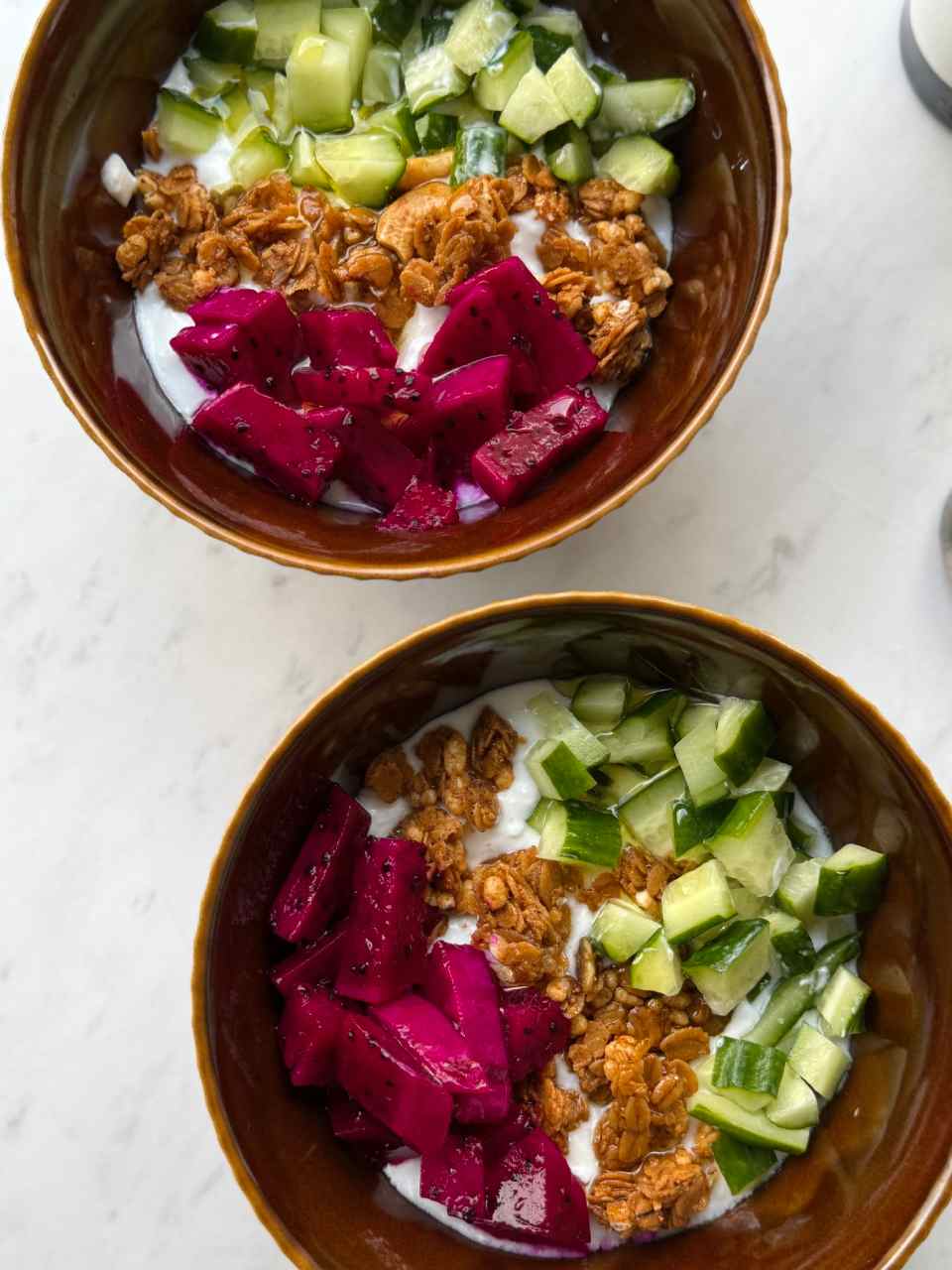 自製優格上面放火龍果、小黃瓜及家酪優的Granola燕麥脆片,超!級!美!味!