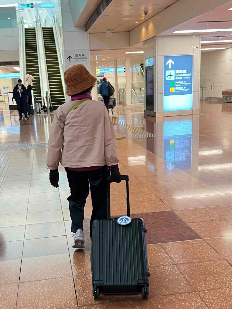 去年去日本時,85歲的媽媽還能自己拉著行李走,每天日行萬步。