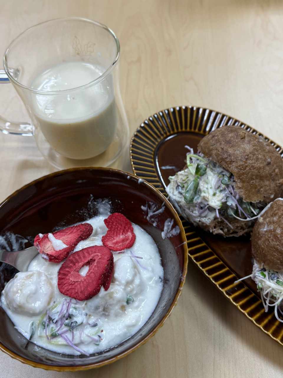 這是我的早餐標配之一:禾乃川豆乳+優格(裡面拌芽菜、香蕉)、和生御品的麥窩窩(裡面一樣夾優格與芽菜)。