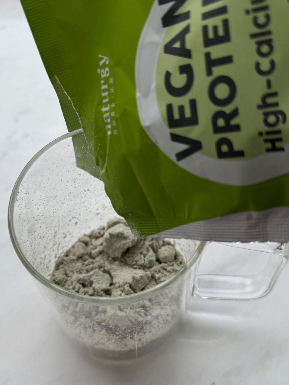 Naturgy植物高蛋白粉芝麻口味,非常細緻,不像有的分子太粗,入喉很容易嗆咳。