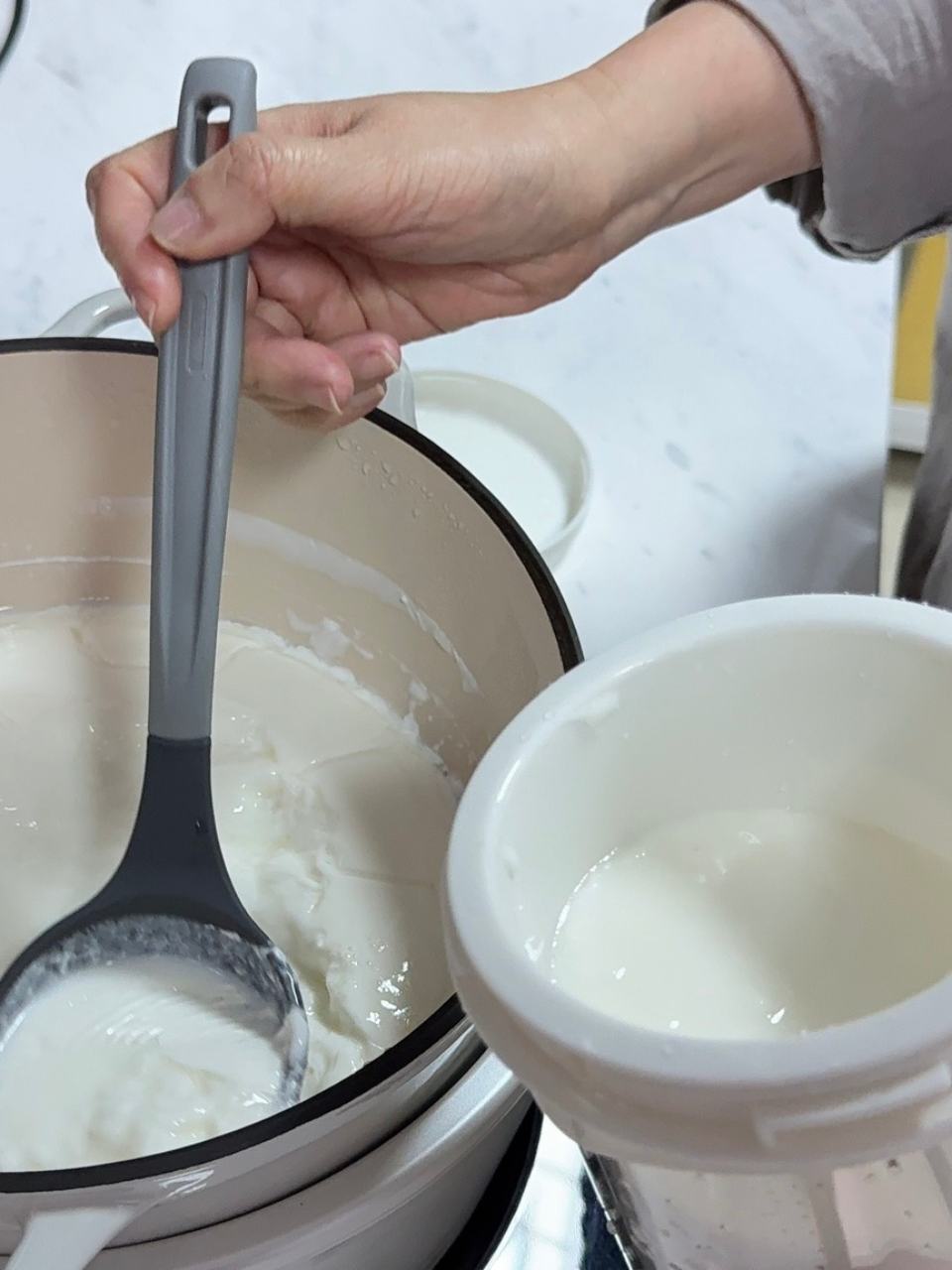 我也用小v鍋做過(要插電)。但還是家酪優不插電優格機方便許多。🔴家酪優限時團購62折起:1/16(五)-29(四):https://lihi3.me/dIK4I