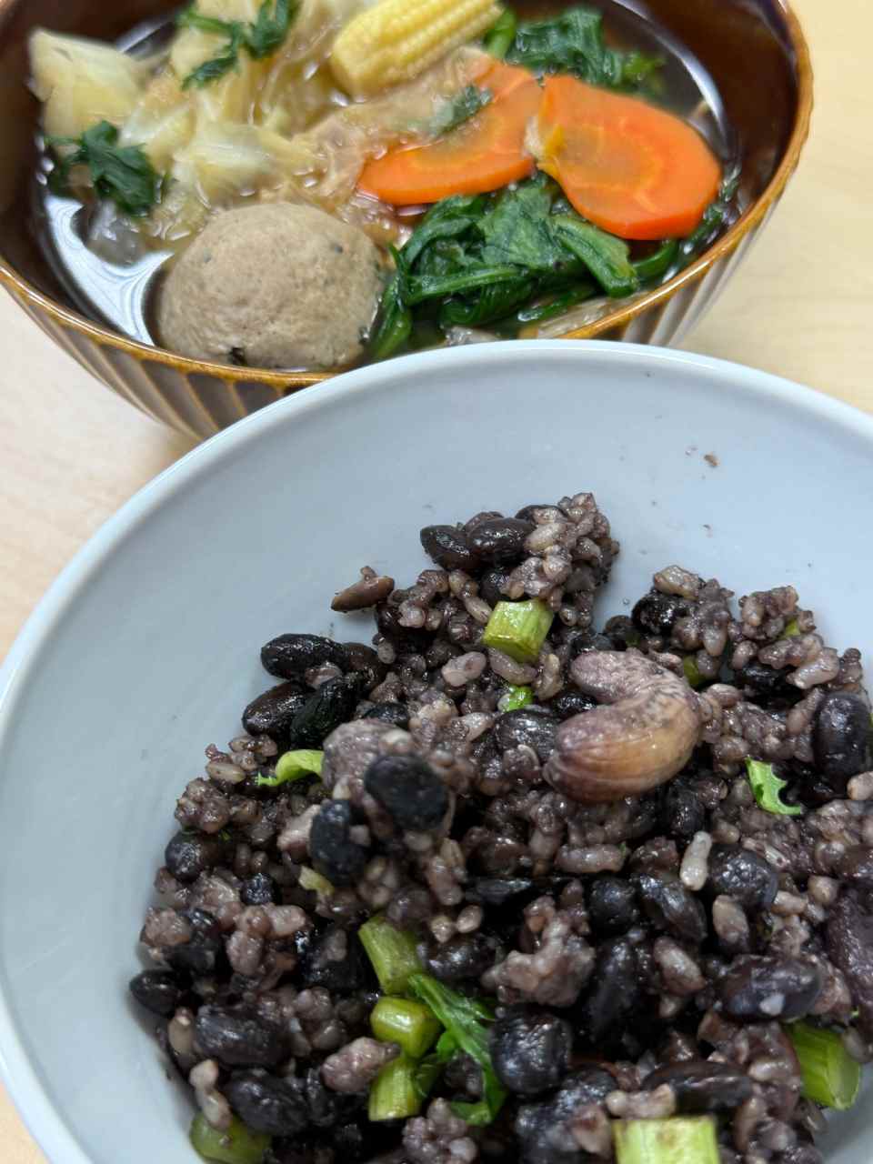 我最近都吃黑豆+糙米+腰果飯。
配上熱熱的有樹食肉骨茶湯，營養很均衡。