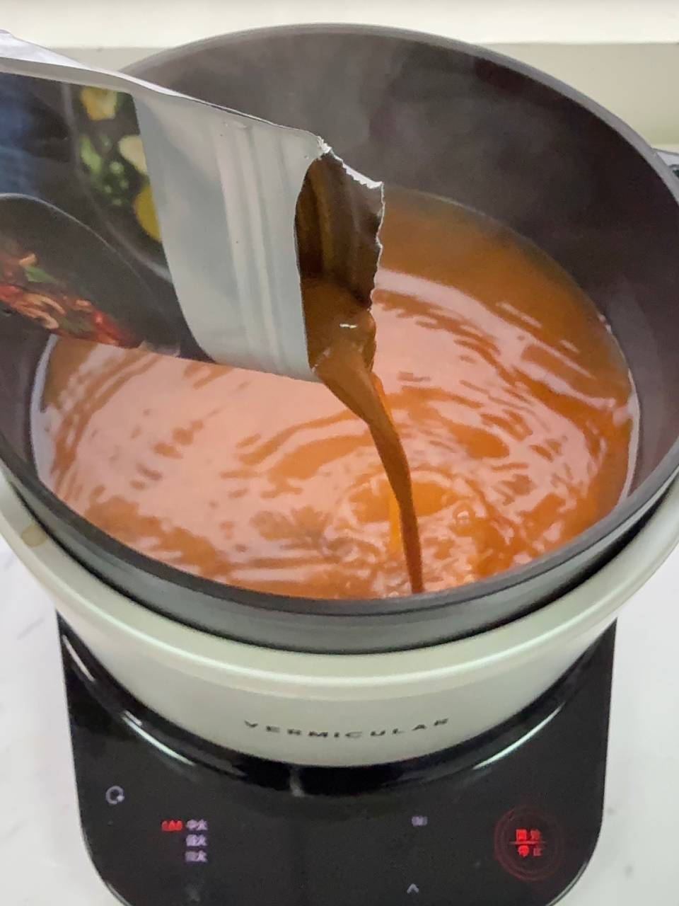 有樹食泰式 #暹羅冬蔭鍋 是一款酸香十足的鍋底，辣味只有一丟丟，感覺不太出來。