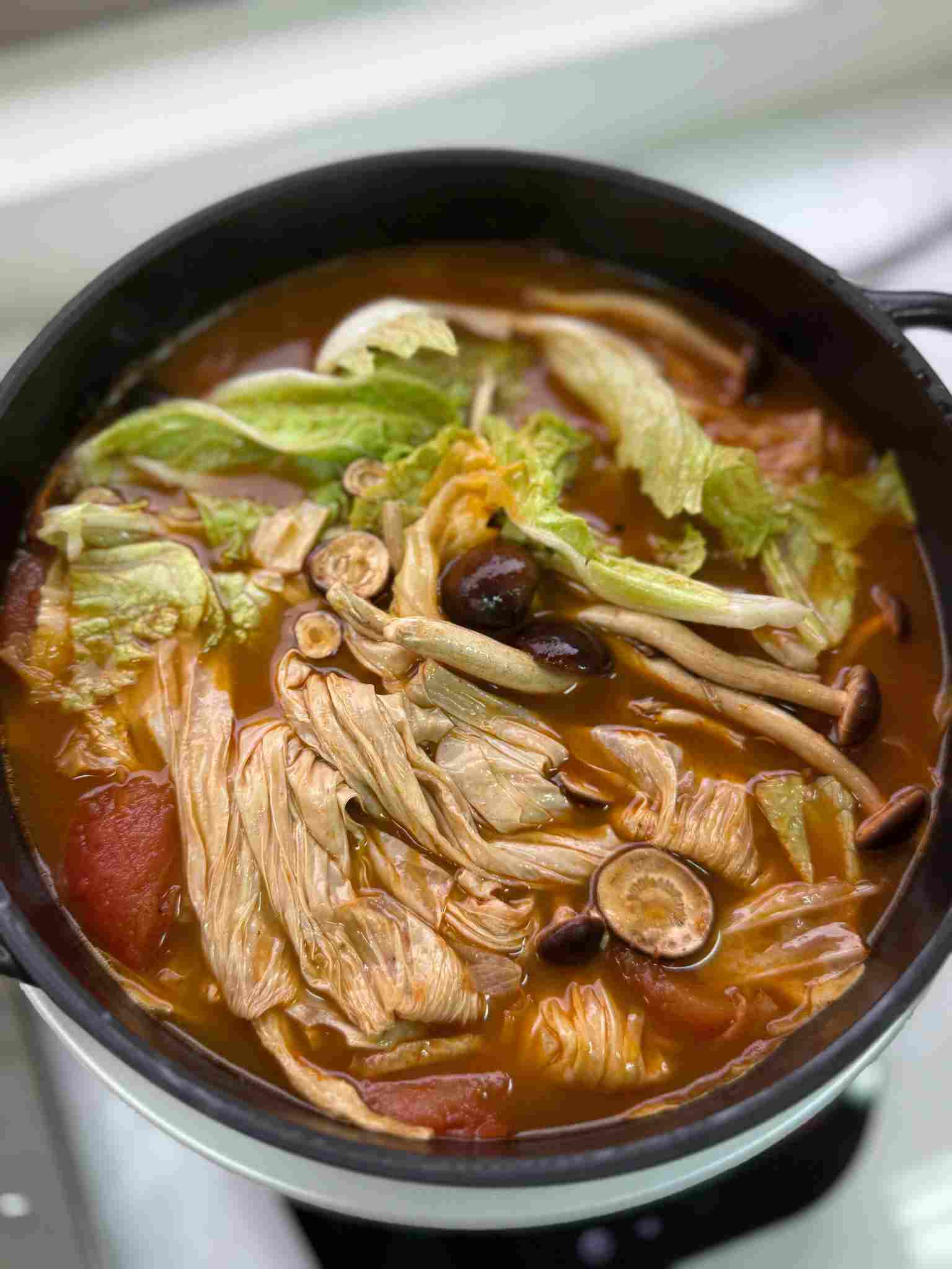 省了6小時熬湯頭，就有溫潤的有樹食素肉骨茶鍋可以吃。