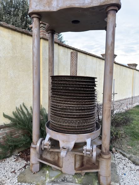 舊式的冷壓設備，已經放在莊園的院子當裝飾品了！