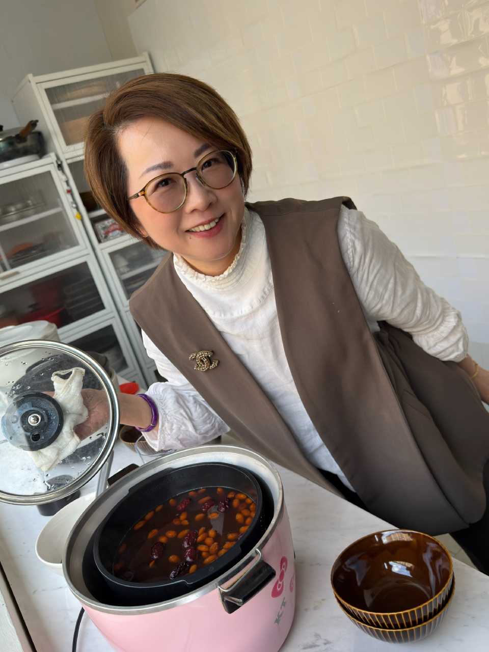 遠紅外線竹炭內鋼鍋是大同電鍋的神隊友,有了它的神助攻,大同電鍋煮出來的食物和日本職人小v鍋可以有8、9分像。