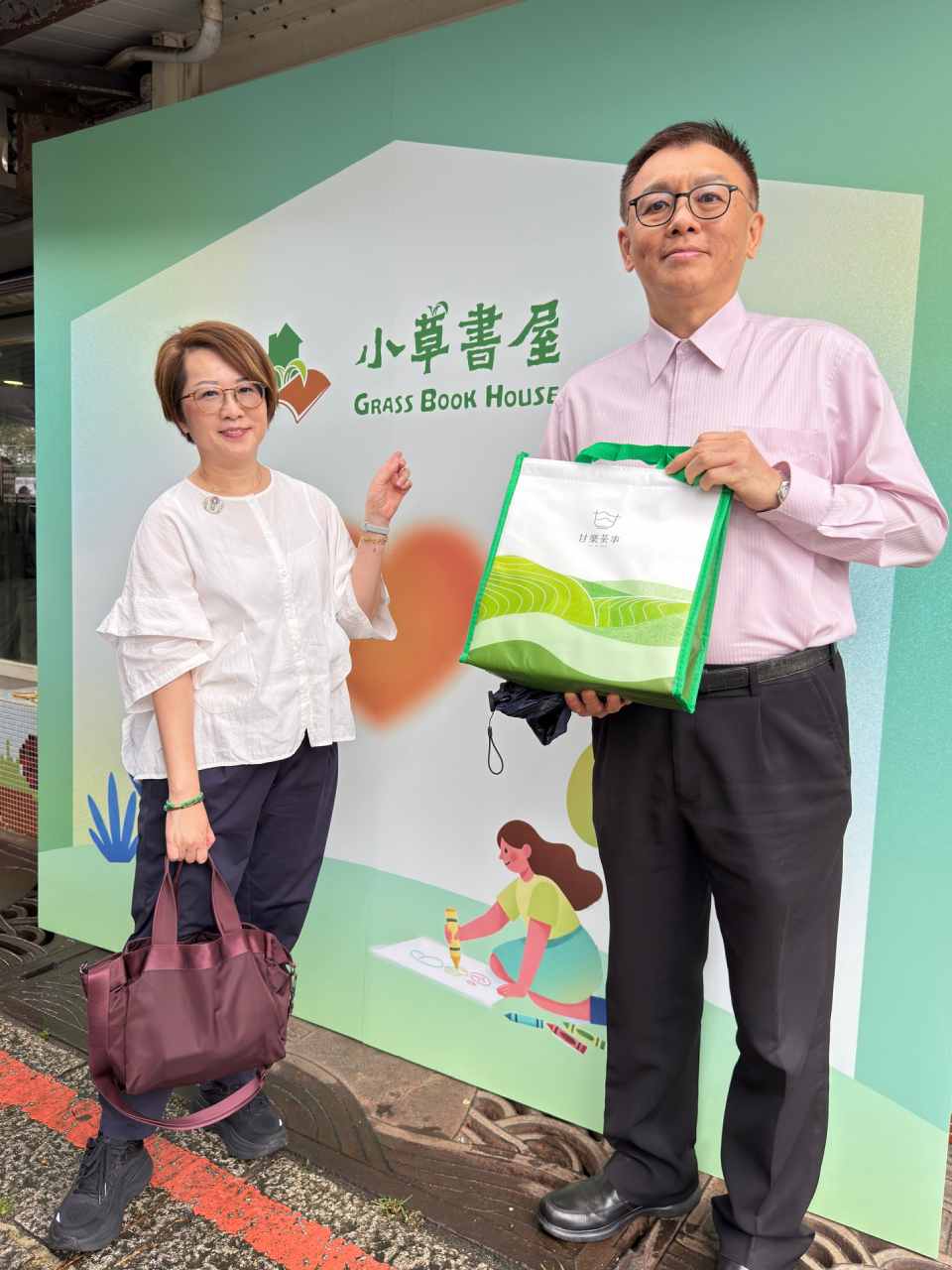 日前和理工大叔參與小草書屋重建計劃記者會，主辦送每位與會佳賓一份鐵觀音奶凍當伴手禮，包裝很精緻。