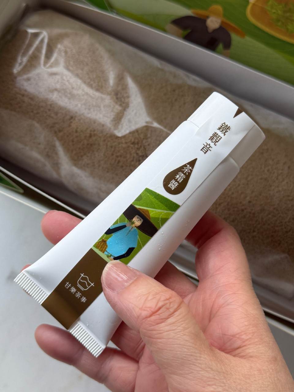 奶凍捲(葷)附上的鐵觀音茶霜醬，可以加在奶凍捲上，風味更濃郁。