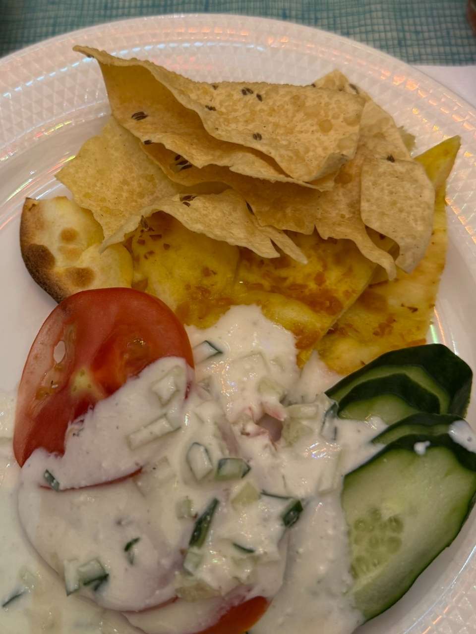 我們可以吃的東西太少，所以改吃創意料理，沙拉配印度烤餅！