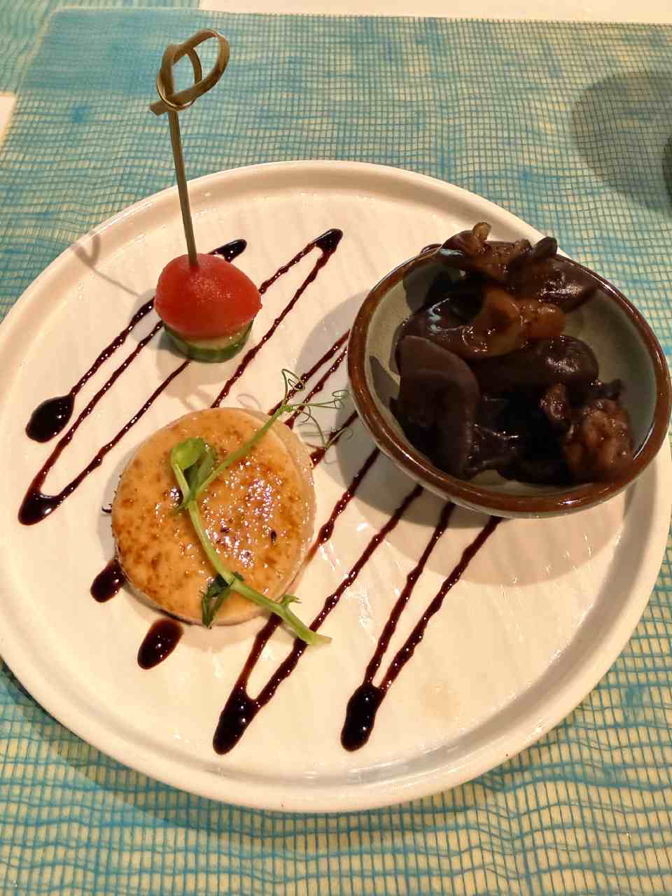 彩匯自助餐的素食套餐，有胡麻玉筍佐涼拌木耳。