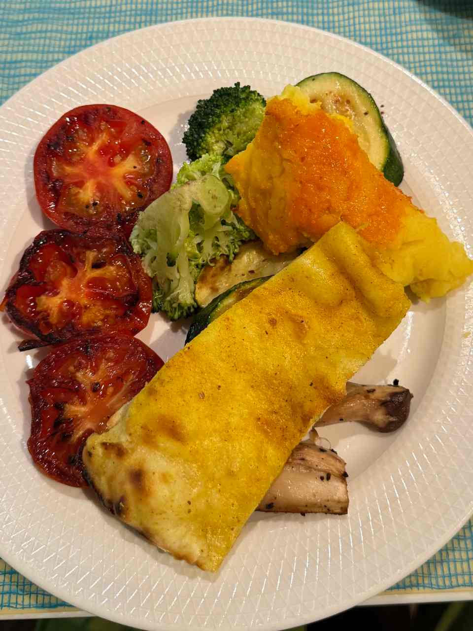 彩匯自助餐區除了生菜、水果外，蔬食者可以選擇的真的不多。