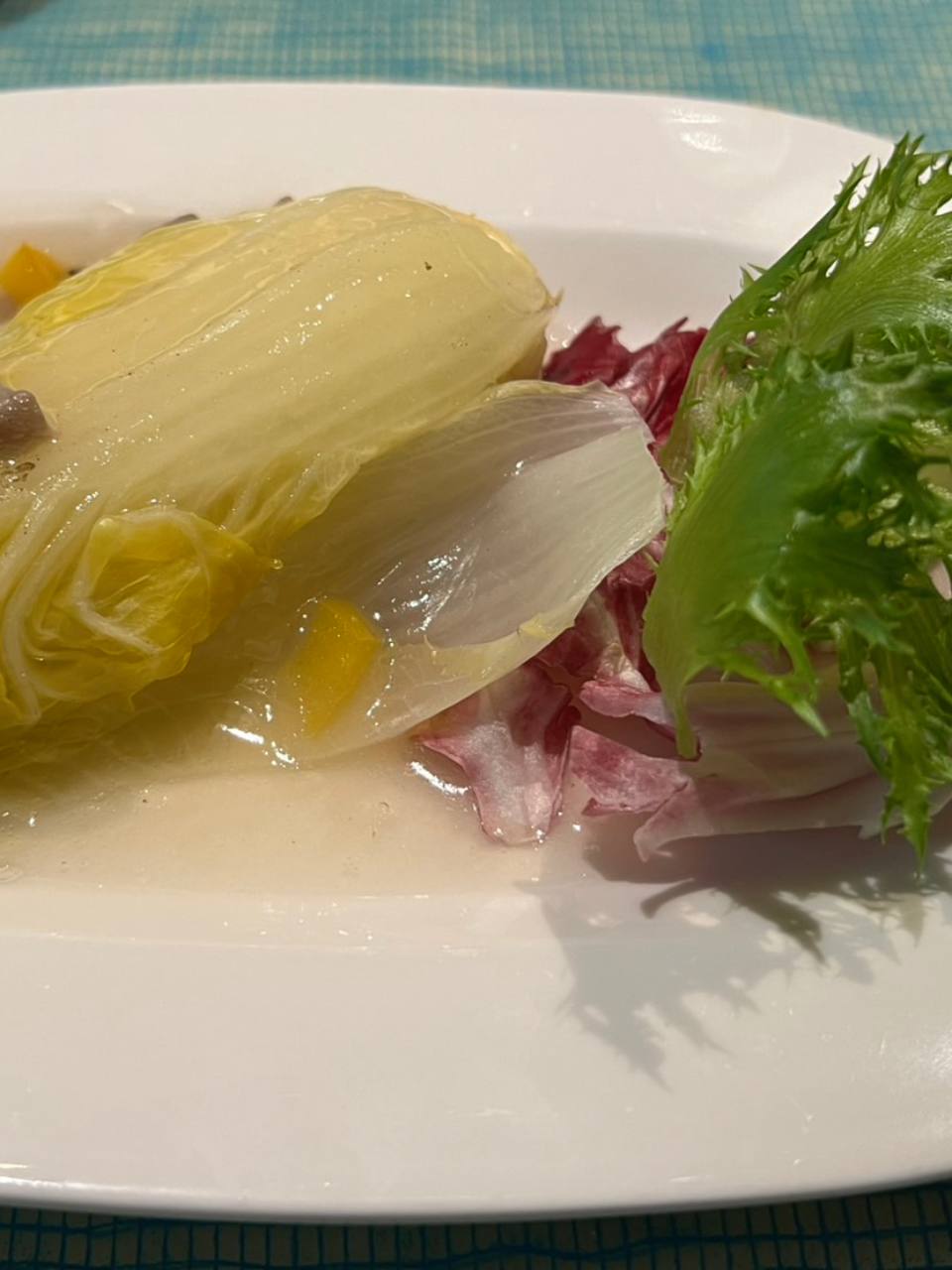 彩匯自助餐的素食套餐，第一道菜是玉露蒸嫰白菜，有留意到擺盤。